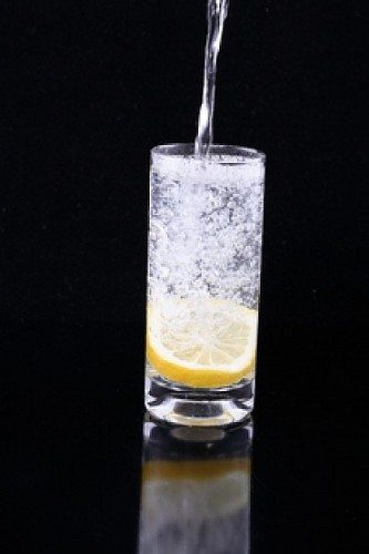 sparkeling water with lemon