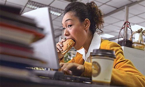 Fitness Tips - Don't Eat While Distracted 